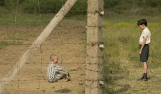 Il bambino con il pigiama a righe